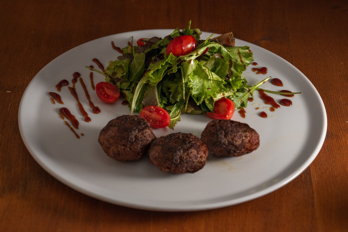 Μοσχαρίσιο µπιφτέκι στη σχάρα µε ανάµεικτη σαλάτα